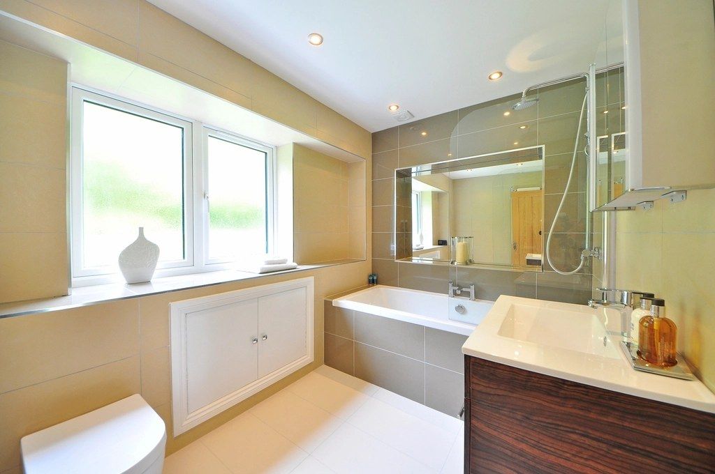Bathroom with a washbasin and cabinet